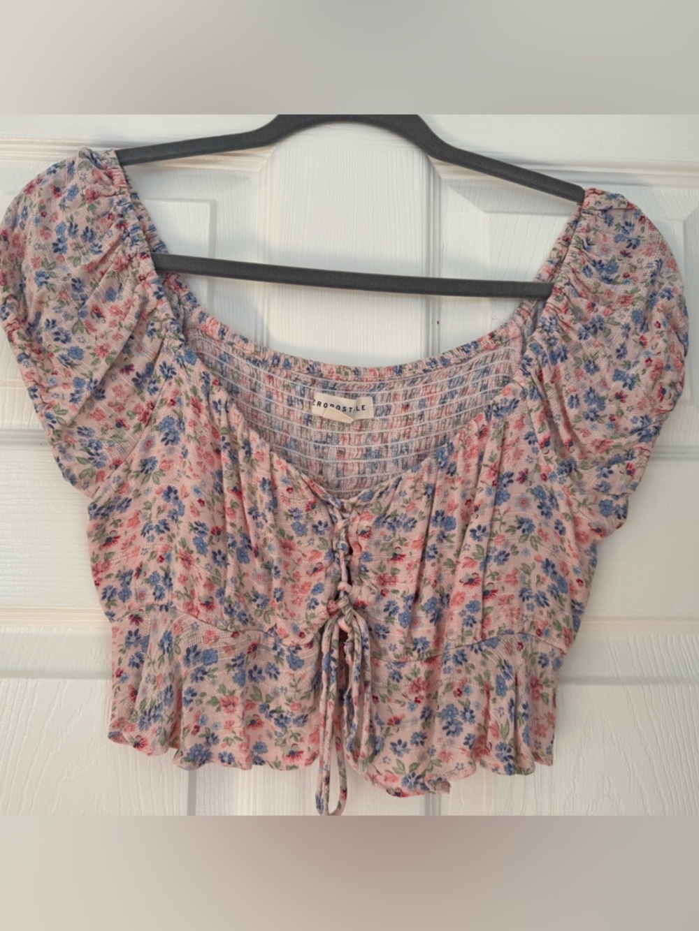 Aeropostale Pink Floral Lace-Up Puff Sleeve Crop Top